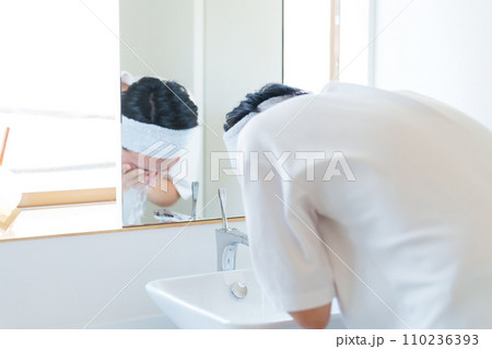 洗面所で洗顔をする男性 洗面所で洗顔をする男性 110236393