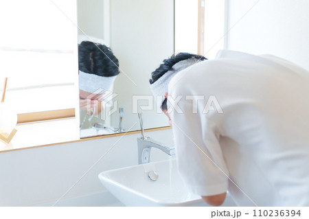 洗面所で洗顔をする男性 洗面所で洗顔をする男性 110236394