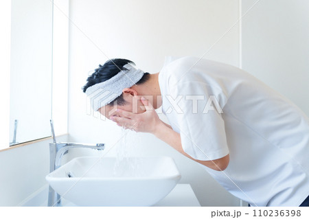 洗面所で洗顔をする男性 洗面所で洗顔をする男性 110236398