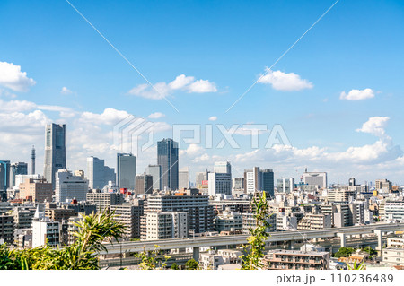 高台から見る都会の風景 高台から見る都会の風景 110236489