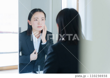 美容に悩む若いビジネスウーマン 美容に悩む若いビジネスウーマン 110236938