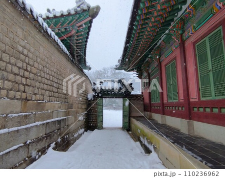 昌徳宮の門と土壁（韓国：ソウル） 110236962