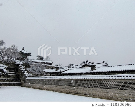 昌徳宮の土壁（韓国：ソウル） 110236966