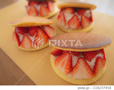 お菓子作り　苺の生どら焼き 110237458