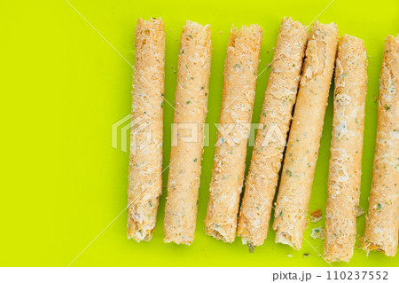 Crispy egg rolls with seaweed 110237552