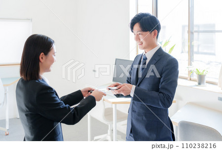 名刺交換をするビジネスマン 名刺交換をするビジネスマン 110238216