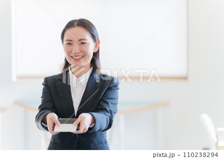 名刺交換をするビジネスパーソン 名刺交換をするビジネスパーソン 110238294