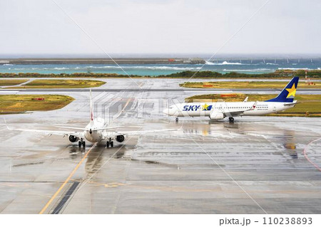 雨の空港　タキシング中の飛行機　沖縄県那覇市 110238893