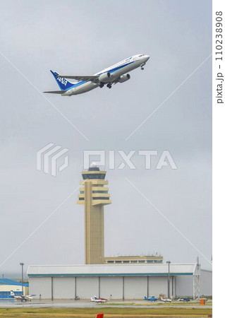 雨の空港 離陸する飛行機 沖縄県那覇市 雨の空港 離陸する飛行機 沖縄県那覇市 110238908