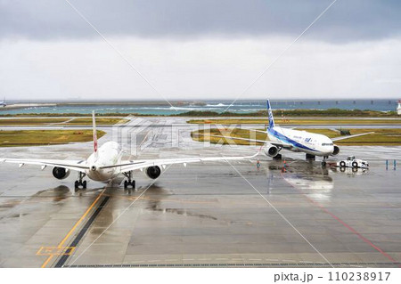 雨の空港　タキシング中の飛行機　沖縄県那覇市 110238917
