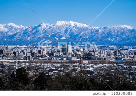 立山あおぐ特等席呉羽山展望台から富山市街地と薬師岳雪景色 立山あおぐ特等席呉羽山展望台から富山市街地と薬師岳雪景色 110239085