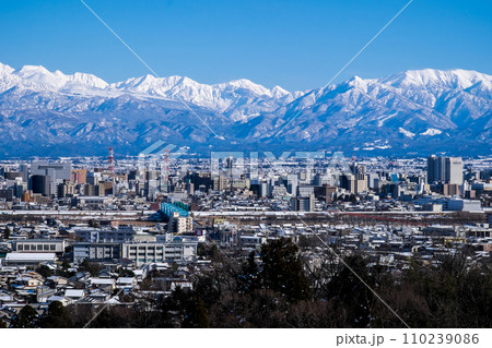 立山あおぐ特等席呉羽山展望台から富山市街地と立山連峰から薬師岳雪景色 110239086