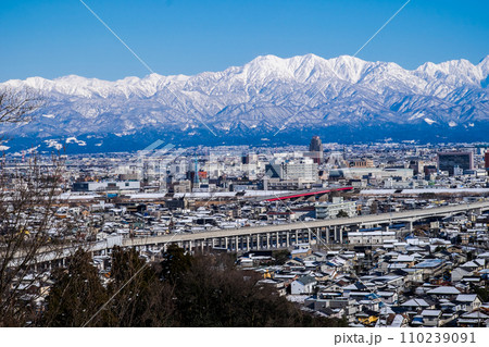 立山あおぐ特等席呉羽山展望台から富山市街地と毛勝山雪景色 110239091