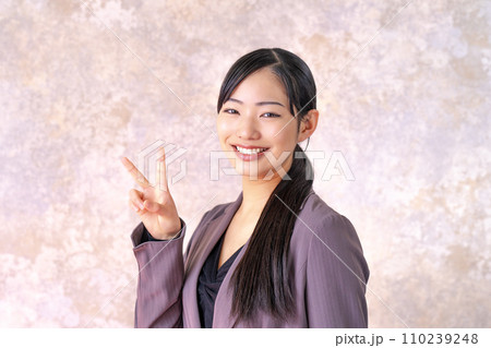 素敵なキャリア女性 110239248