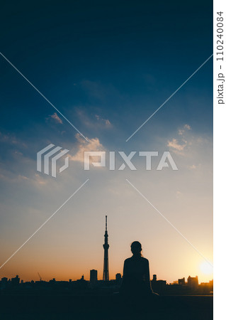 スカイツリーのシルエットの写真 110240084