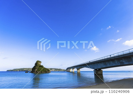 青空と古宇利大橋 沖縄県名護市 青空と古宇利大橋 沖縄県名護市 110240906