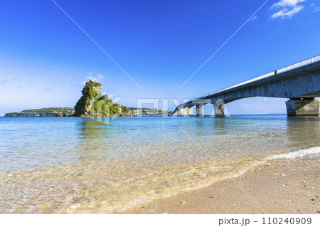青空と古宇利大橋 沖縄県名護市 青空と古宇利大橋 沖縄県名護市 110240909