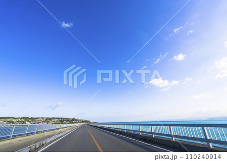青空と古宇利大橋 沖縄県名護市 青空と古宇利大橋 沖縄県名護市 110240914