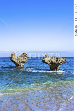 青空と海に浮かぶハートロック　ティーヌ浜　沖縄県今帰仁村 110240992