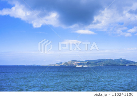 ブセナ海中公園 海中展望塔から見た名護市街地方面の風景 沖縄県名護市 ブセナ海中公園 海中展望塔から見た名護市街地方面の風景 沖縄県名護市 110241100