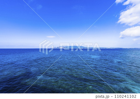 ブセナ海中公園　海中展望塔から見た名護市街地方面の風景　沖縄県名護市 110241102