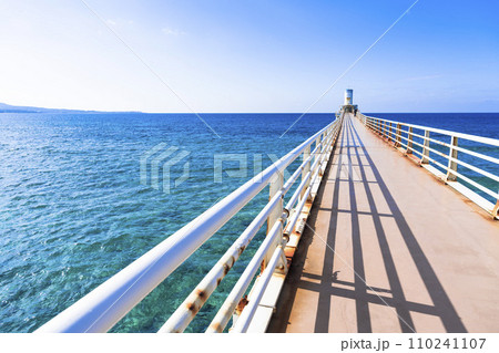部瀬名の青い海と海中展望塔に向かう橋　ブセナ海中公園　沖縄県名護市 110241107