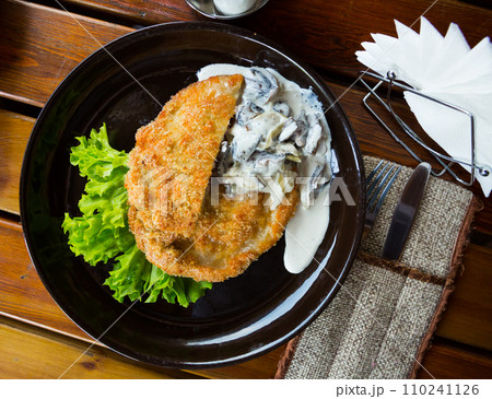 Schnitzel with mushrooms 110241126