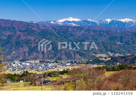 長野県上伊那郡飯島町の春の風景・後方に見えるのは中央アルプス連峰です 110241359