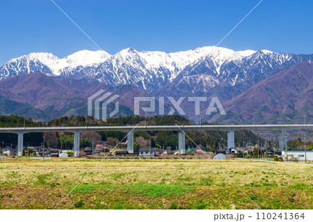 長野県上伊那郡飯島町の春の風景・後方に見えるのは中央アルプス連峰です 110241364