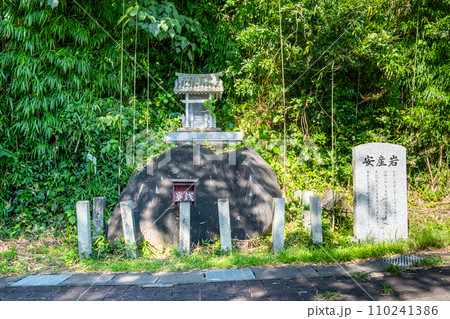 伯耆一ノ宮倭文神社 安産岩 鳥取県東伯郡湯梨浜町 伯耆一ノ宮倭文神社 安産岩 鳥取県東伯郡湯梨浜町 110241386