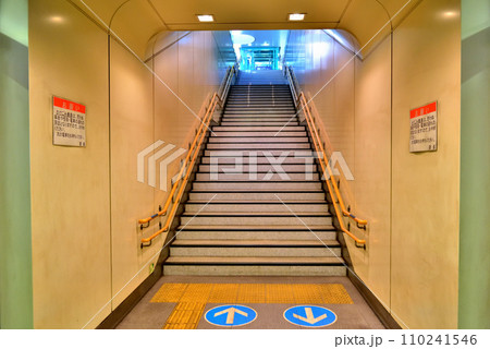 東北沢駅改札口 駅構内 小田急線 東北沢駅改札口 駅構内 小田急線 110241546