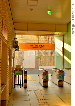 東北沢駅改札口 駅構内 小田急線 110241581