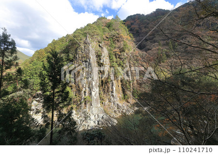 銅山川(吉野川最長の支流)の富郷渓谷「戻ヶ嶽」 銅山川(吉野川最長の支流)の富郷渓谷「戻ヶ嶽」 110241710