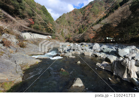 銅山川（吉野川最長の支流）の富郷渓谷「戻ヶ嶽」（富郷キャンプ場付近） 110241713