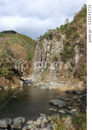銅山川（吉野川最長の支流）の富郷渓谷「戻ヶ嶽」 110241715