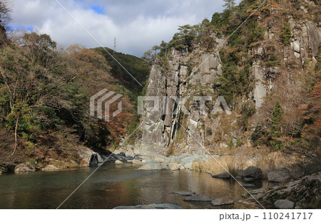 銅山川（吉野川最長の支流）の富郷渓谷「戻ヶ嶽」 110241717