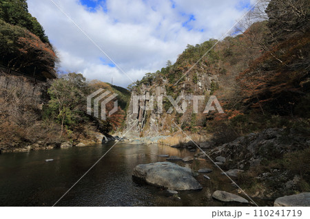 銅山川(吉野川最長の支流)の富郷渓谷「戻ヶ嶽」 銅山川(吉野川最長の支流)の富郷渓谷「戻ヶ嶽」 110241719
