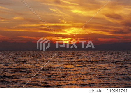 美しい海の夕焼け 美しい海の夕焼け 110241741