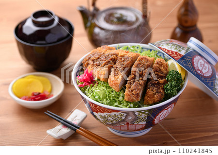 キャベツたっぷりのソースかつ丼 キャベツたっぷりのソースかつ丼 110241845