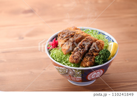 キャベツたっぷりのソースかつ丼 110241849