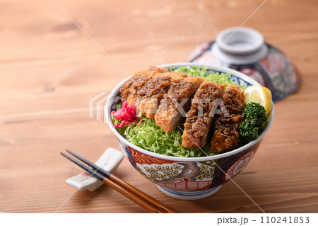 キャベツたっぷりのソースかつ丼 110241853