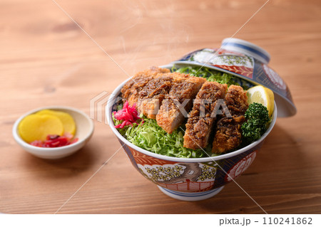 キャベツたっぷりのソースかつ丼 110241862