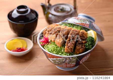 キャベツたっぷりのソースかつ丼 110241864