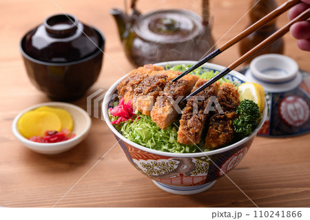 キャベツたっぷりのソースかつ丼 110241866