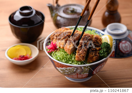 キャベツたっぷりのソースかつ丼 キャベツたっぷりのソースかつ丼 110241867
