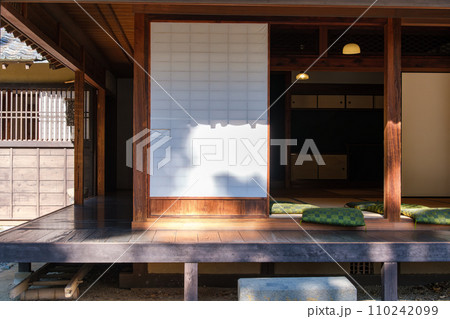 縁側の日差し 110242099