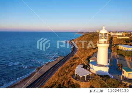 御前埼灯台と御前崎サンロード(静岡県御前崎市) 御前埼灯台と御前崎サンロード(静岡県御前崎市) 110242150
