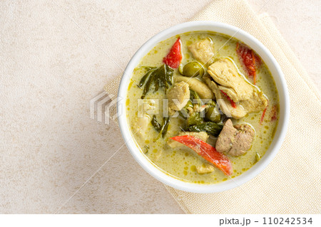 (Green Curry) Popular Thai Cuisine Spicy medium And a mixture of herbs and delicious. on a White Dining Table (Green Curry) Popular Thai Cuisine Spicy medium And a mixture of herbs and delicious. on a White Dining Table 110242534