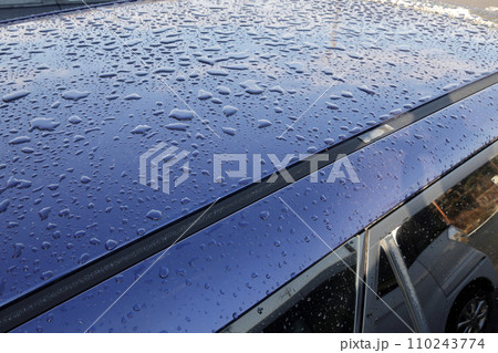 車についた雨の水滴 車についた雨の水滴 110243774