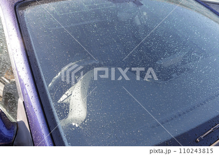車のガラスに付いた水滴 車のガラスに付いた水滴 110243815
